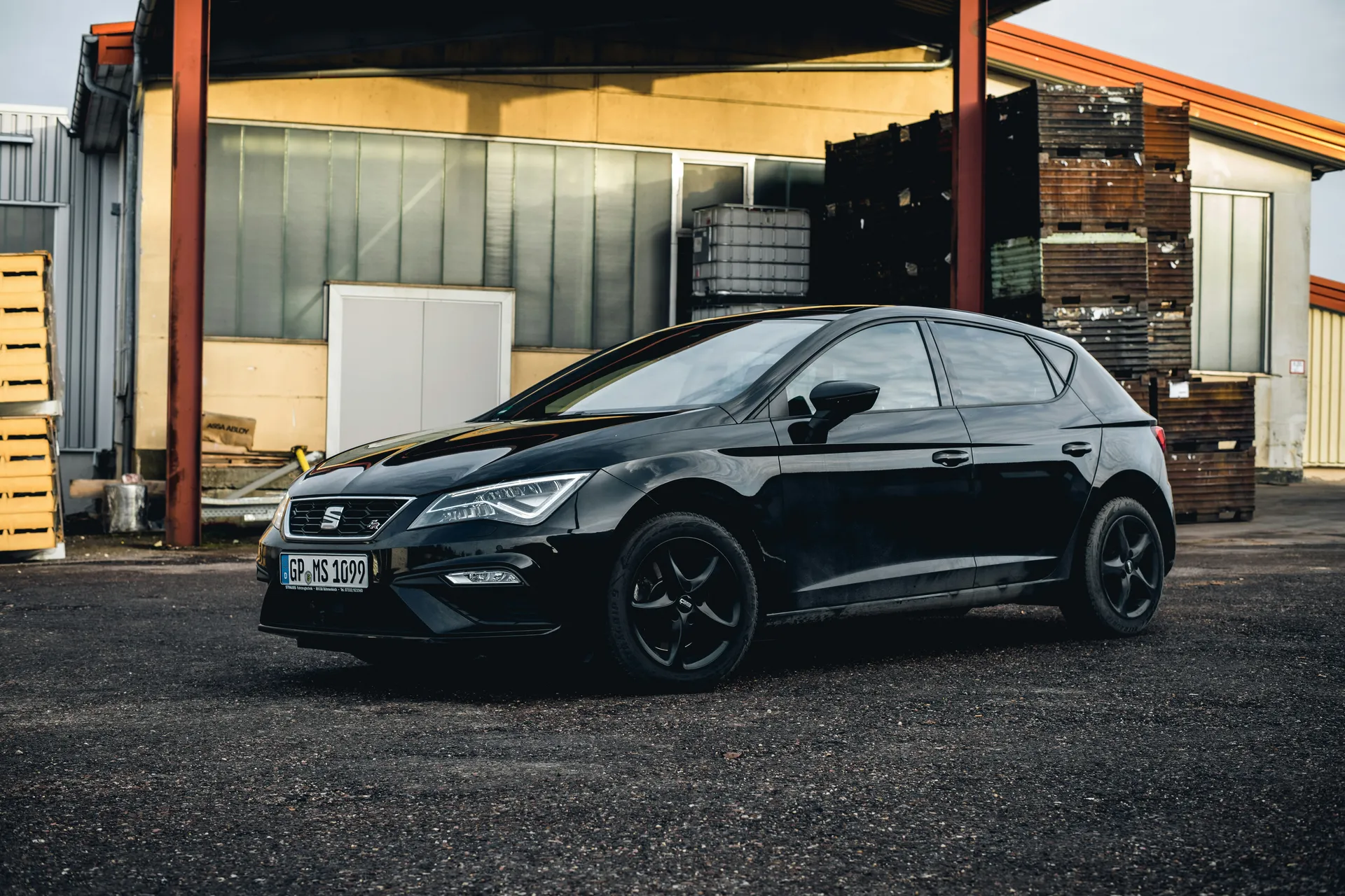 Model van een automerk in de hero van de website